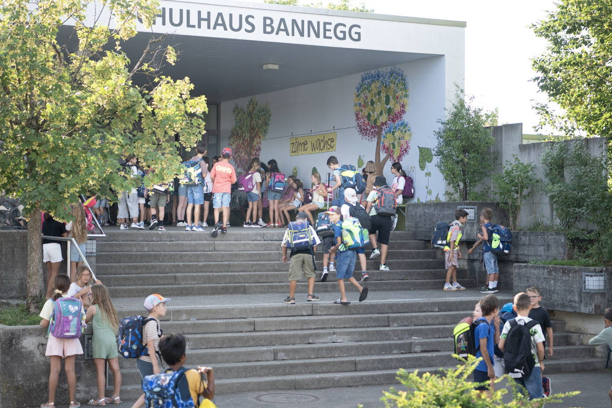 Schulkinder vor dem Eingang des Schulhauses Bannegg