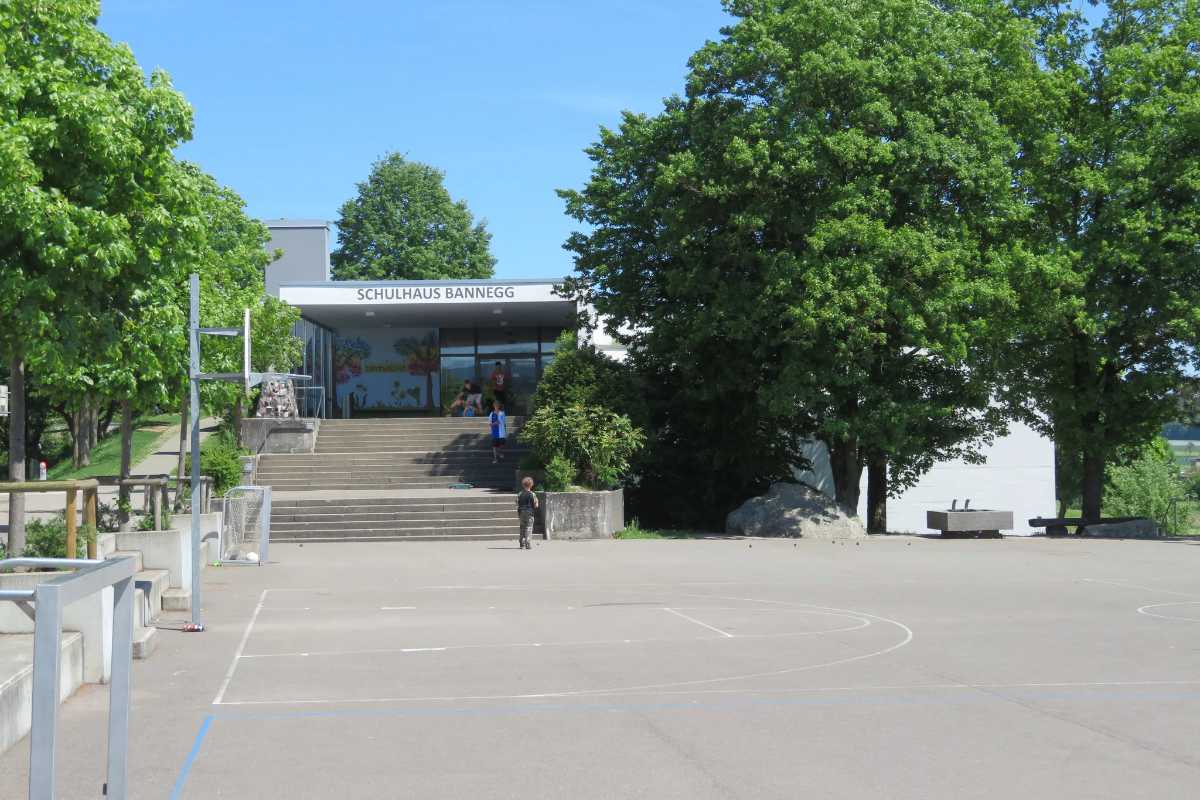 Pausenplatz mit Bäumen