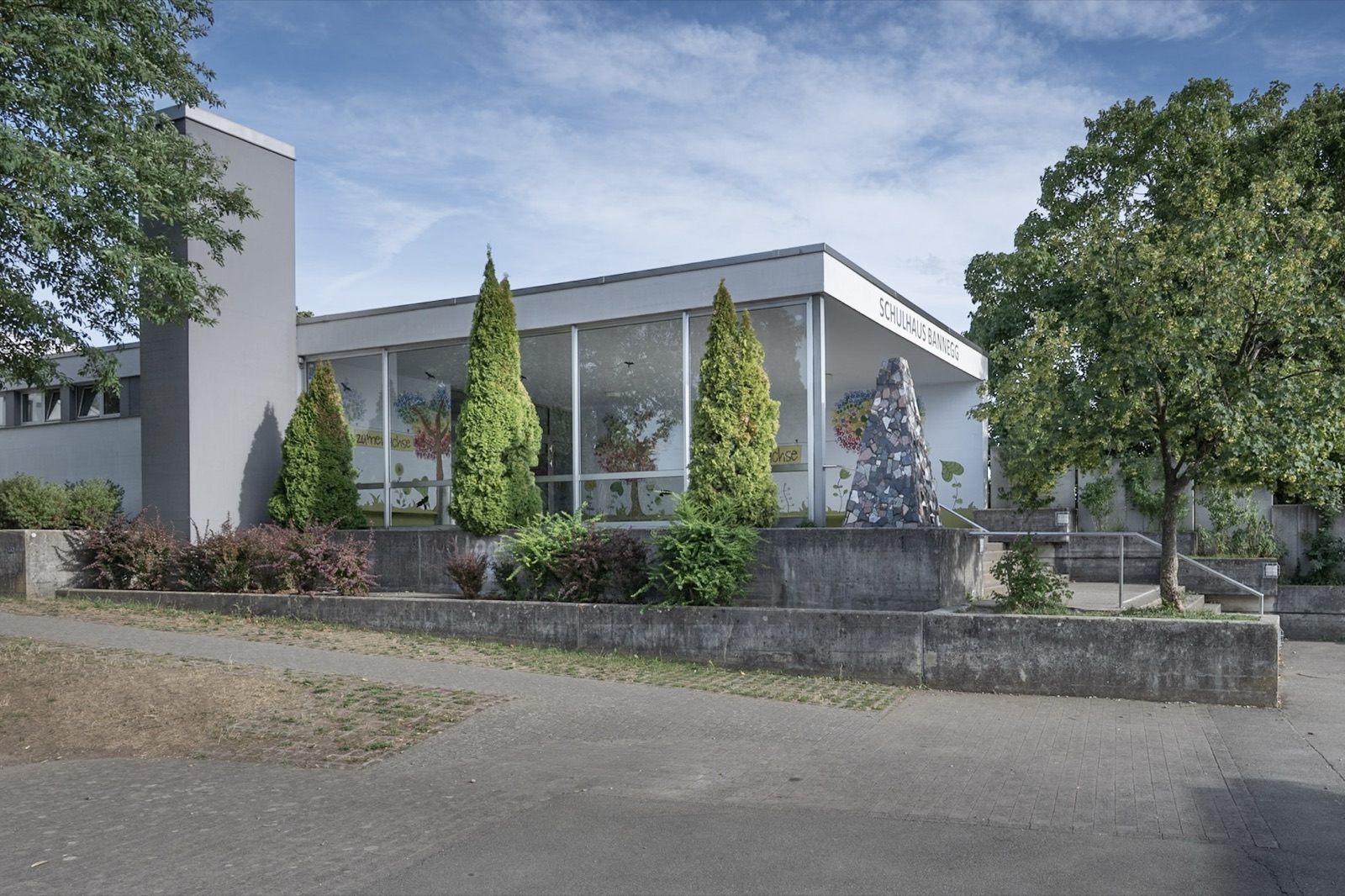 Aussenansicht des Schulhauses Bannegg der Schule Waltenschwil