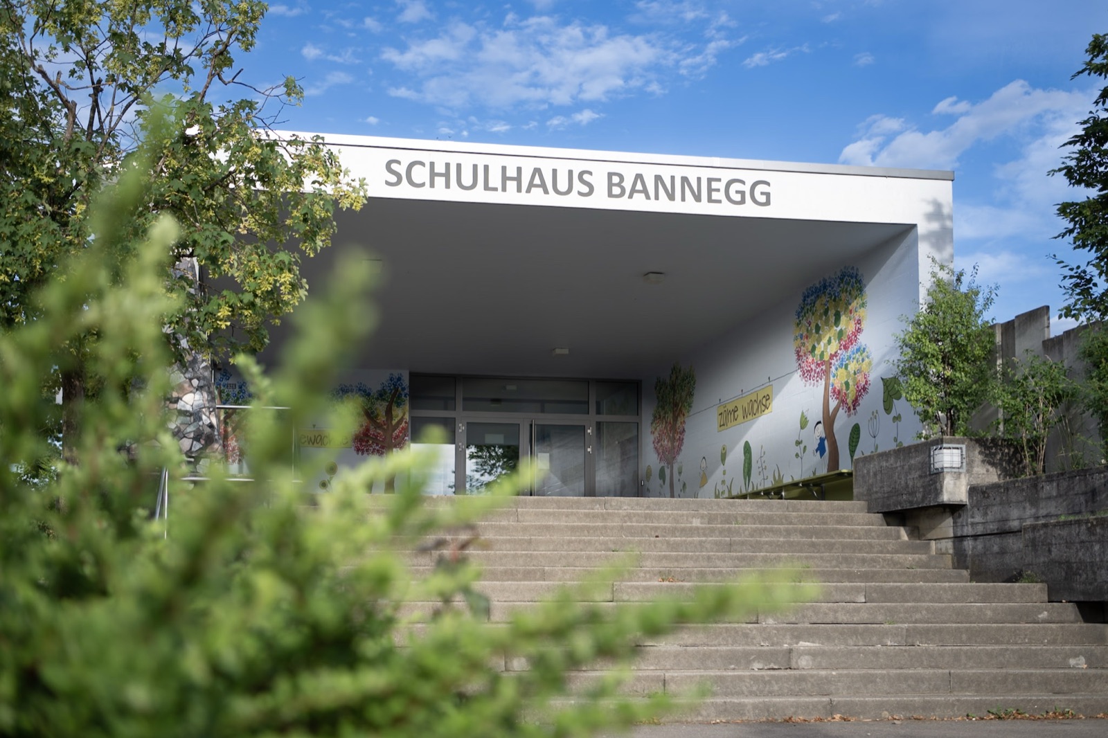 Eingang zum Schulhaus Bannegg der Schule Waltenschwil