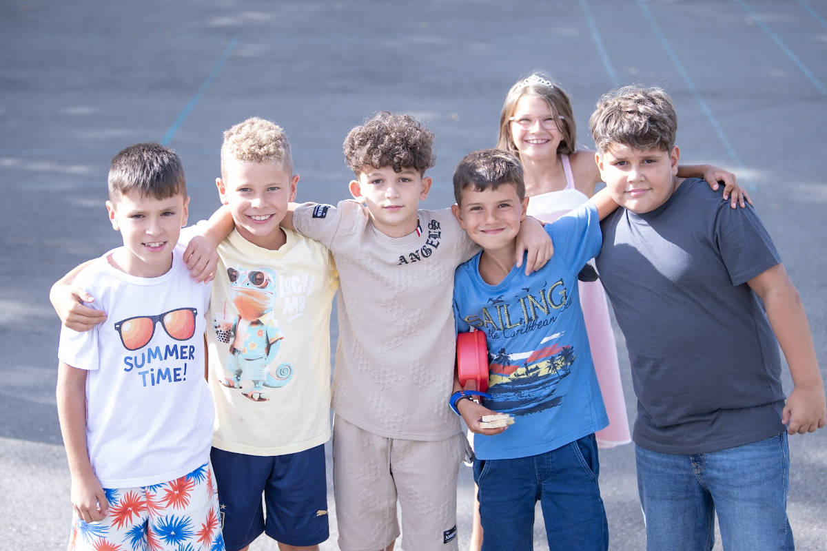 Gruppe von Schulkindern auf dem Pausenplatz