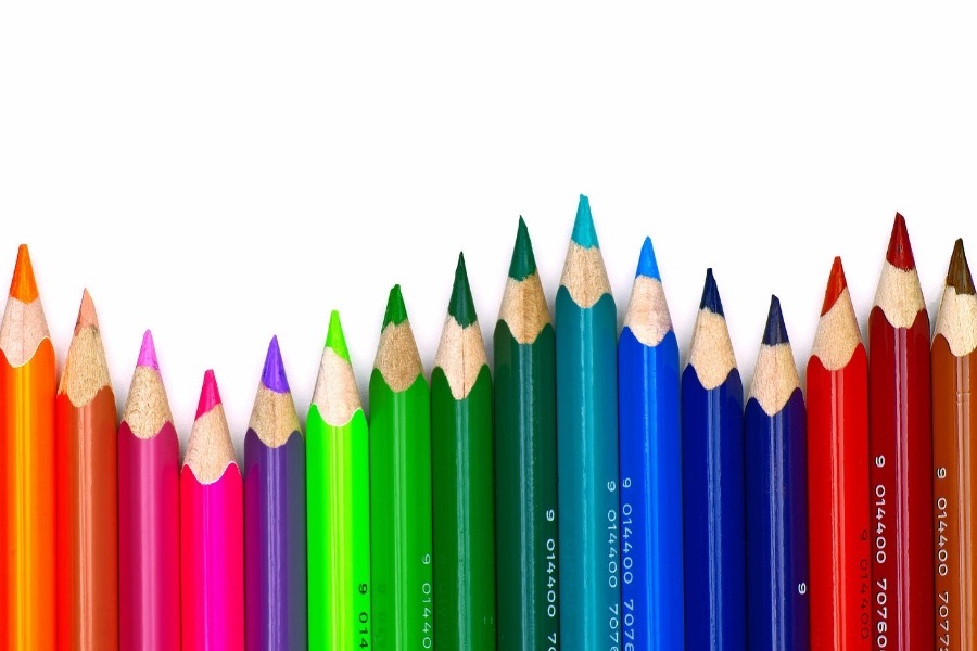 Gespitzte Farbstifte in allen Regenbogenfarben, nebeneinander aufgereiht