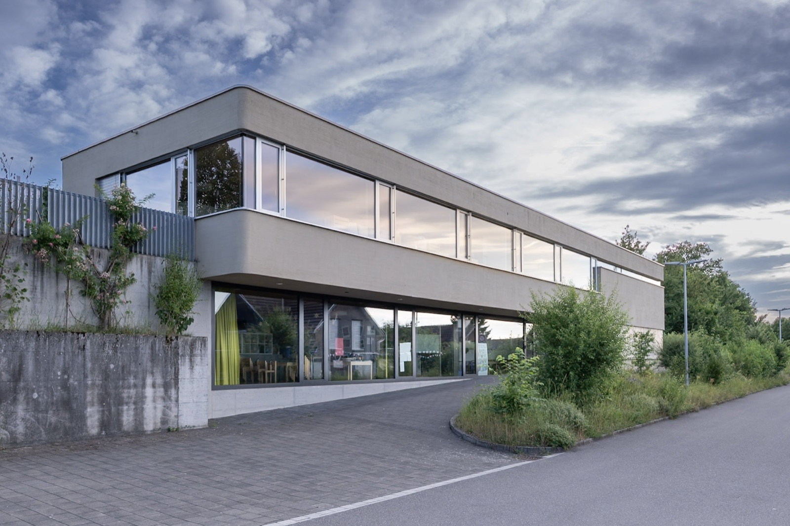 Modernes Kindergartengebäude der Schule Waltenschwil mit grossen Fensterfronten